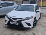 Toyota Camry 2018 года за 11 300 000 тг. в Шымкент – фото 2