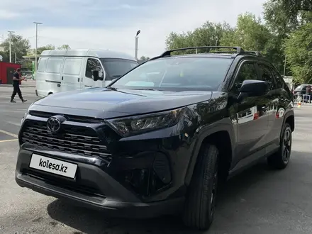 Toyota RAV4 2021 года за 13 800 000 тг. в Алматы – фото 2