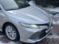 Toyota Camry 2018 года за 14 300 000 тг. в Алматы – фото 26