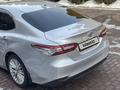 Toyota Camry 2018 года за 14 300 000 тг. в Алматы – фото 28