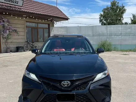 Toyota Camry 2019 года за 9 900 000 тг. в Алматы – фото 2