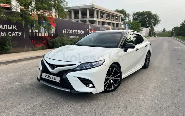 Toyota Camry 2021 года за 14 000 000 тг. в Алматы