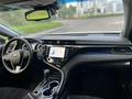 Toyota Camry 2021 года за 14 000 000 тг. в Алматы – фото 12