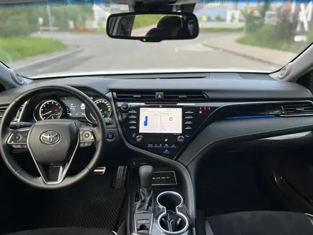Toyota Camry 2021 года за 14 000 000 тг. в Алматы – фото 22