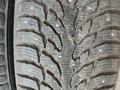 На Land Cruiser 200 Шипованные шины 285/60R18 за 50 000 тг. в Караганда – фото 3