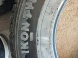 На Land Cruiser 200 Шипованные шины 285/60R18 за 50 000 тг. в Караганда – фото 4