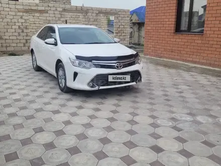 Toyota Camry 2015 года за 11 000 000 тг. в Атырау – фото 2