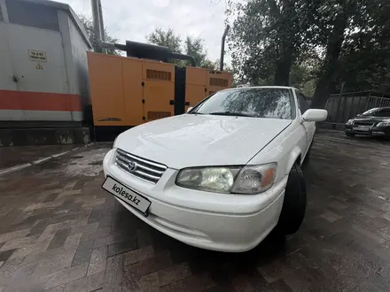 Toyota Camry 2000 года за 3 000 000 тг. в Алматы – фото 2