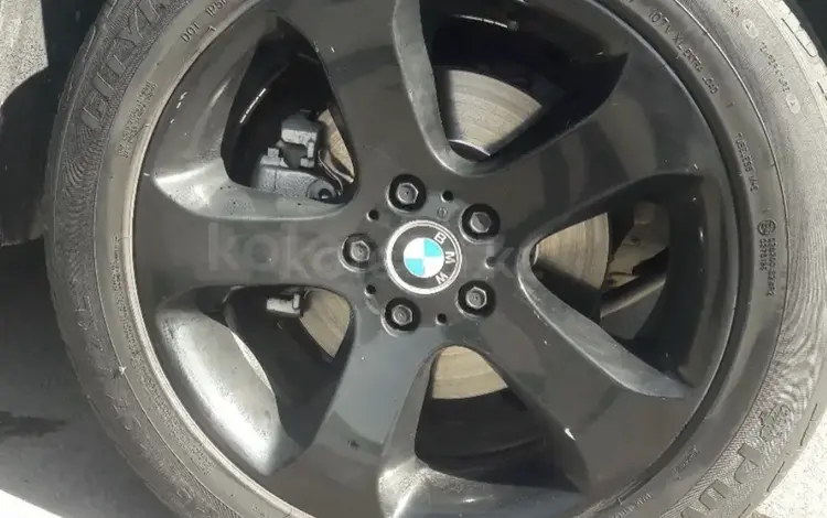 Диск и шина BMW X5 за 250 000 тг. в Алматы