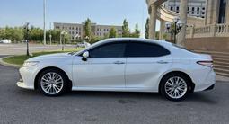 Toyota Camry 2019 года за 15 300 000 тг. в Атырау – фото 3