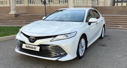 Toyota Camry 2019 года за 15 300 000 тг. в Атырау – фото 2