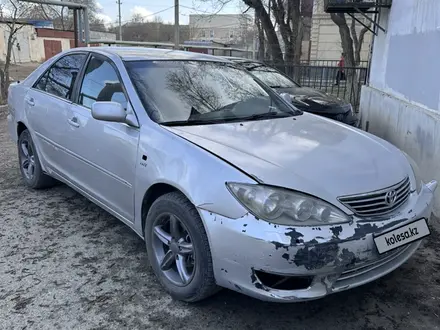 Toyota Camry 2005 года за 3 000 000 тг. в Атырау – фото 2