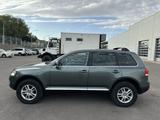 Volkswagen Touareg 2004 года за 4 500 000 тг. в Алматы – фото 3