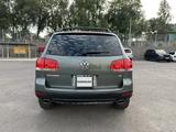 Volkswagen Touareg 2004 года за 4 500 000 тг. в Алматы – фото 4