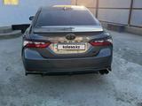 Toyota Camry 2021 года за 11 600 000 тг. в Атырау – фото 2