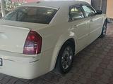 Chrysler 300C 2005 года за 2 000 000 тг. в Алматы – фото 2