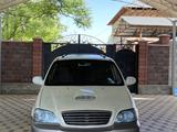 Kia Carnival 2002 года за 3 000 000 тг. в Шымкент