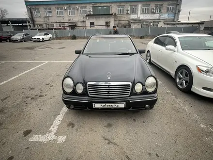 Mercedes-Benz E 320 1997 года за 2 300 000 тг. в Алматы – фото 4