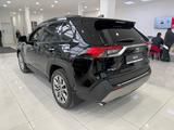 Toyota RAV4 Luxe 2024 года за 22 990 000 тг. в Атырау – фото 5