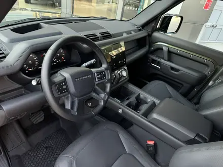 Land Rover Defender 2026 года за 66 900 000 тг. в Алматы – фото 11
