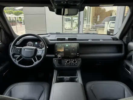 Land Rover Defender 2026 года за 66 900 000 тг. в Алматы – фото 13