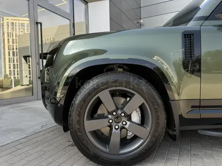 Land Rover Defender 2026 года за 66 900 000 тг. в Алматы – фото 7