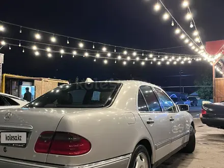 Mercedes-Benz E 320 1997 года за 3 500 000 тг. в Алматы – фото 3