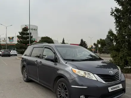 Toyota Sienna 2013 года за 11 100 000 тг. в Алматы