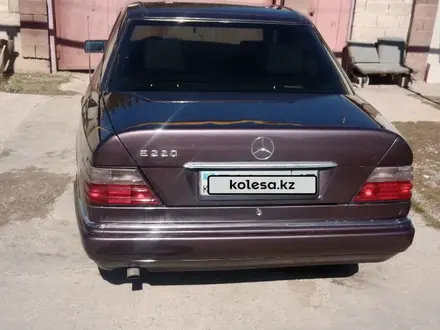 Mercedes-Benz E 220 1993 года за 2 800 000 тг. в Тараз – фото 2