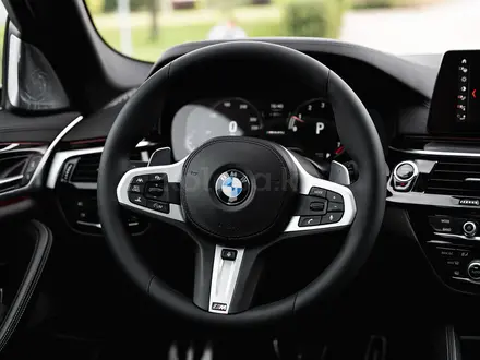 BMW 540 2018 года за 26 500 000 тг. в Алматы – фото 11
