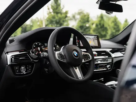 BMW 540 2018 года за 26 500 000 тг. в Алматы – фото 28