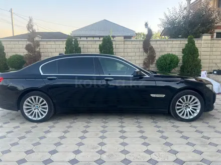 BMW 750 2011 годаүшін13 000 000 тг. в Караганда – фото 2