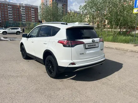 Toyota RAV4 2018 года за 12 300 000 тг. в Астана – фото 2