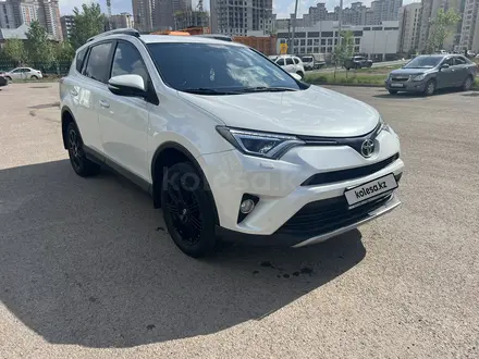 Toyota RAV4 2018 года за 12 300 000 тг. в Астана