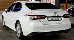 Toyota Camry 2021 года за 13 600 000 тг. в Алматы – фото 4