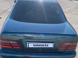 Mercedes-Benz E 320 2000 года за 2 500 000 тг. в Актау – фото 2