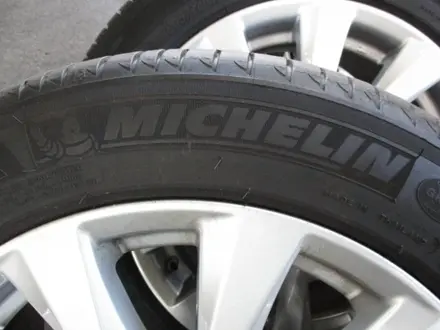Резина летняя Michelin 215 55 17 как новая. за 160 000 тг. в Алматы – фото 4