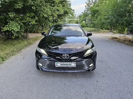 Toyota Camry 2018 года за 13 400 000 тг. в Шымкент