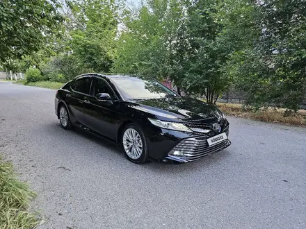 Toyota Camry 2018 года за 13 400 000 тг. в Шымкент – фото 2