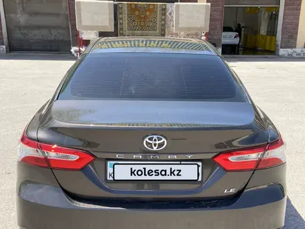 Toyota Camry 2018 года за 10 700 000 тг. в Алматы – фото 2