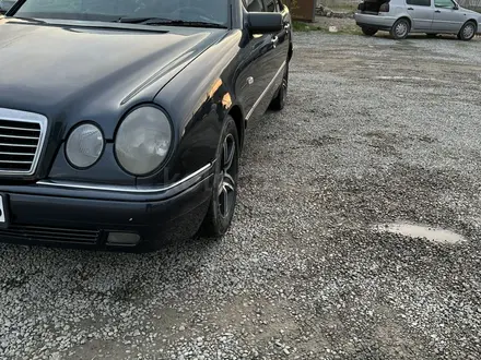 Mercedes-Benz E 240 1998 года за 2 900 000 тг. в Талдыкорган – фото 3