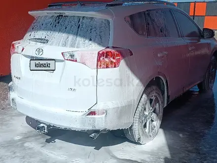 Toyota RAV4 2015 года за 7 800 000 тг. в Уральск – фото 2