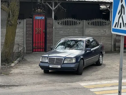 Mercedes-Benz E 220 1993 года за 3 200 000 тг. в Алматы