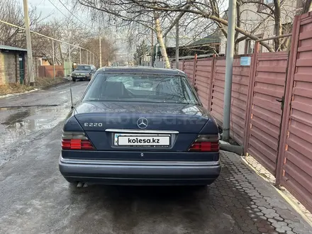 Mercedes-Benz E 220 1993 года за 3 200 000 тг. в Алматы – фото 7