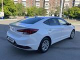 Hyundai Elantra 2019 года за 6 950 000 тг. в Караганда – фото 2