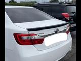 Спойлер на крышка багажника Toyota Camry за 5 000 тг. в Алматы – фото 2