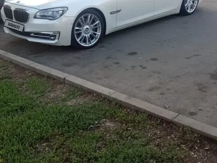 BMW 750 2009 года за 8 000 000 тг. в Алматы – фото 13