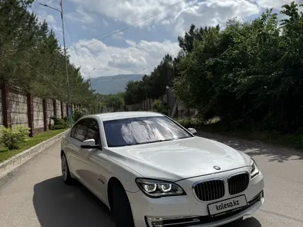 BMW 750 2009 года за 8 000 000 тг. в Алматы – фото 7