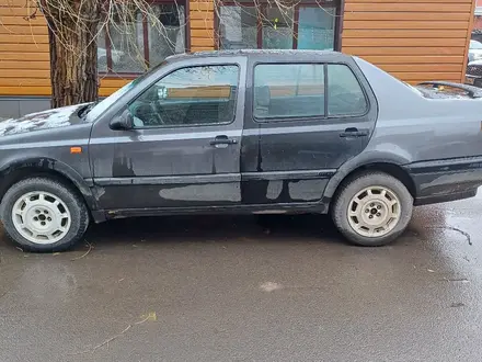 Volkswagen Vento 1993 года за 750 000 тг. в Семей – фото 2