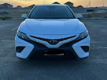 Toyota Camry 2020 года за 8 300 000 тг. в Актау